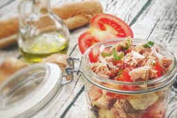 Panzanella croccante in vasetto con tonno e pomodori