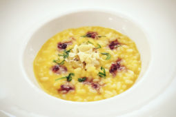 Risotto con crema di carote, cipolla caramellata al sangiovese e castagne